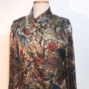 TESS Size:8 Satin Front Button Behind Placard